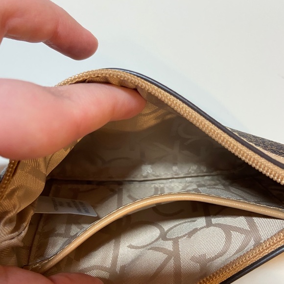 Calvin Klein wristlet/coin pouch - Picture 3 of 5